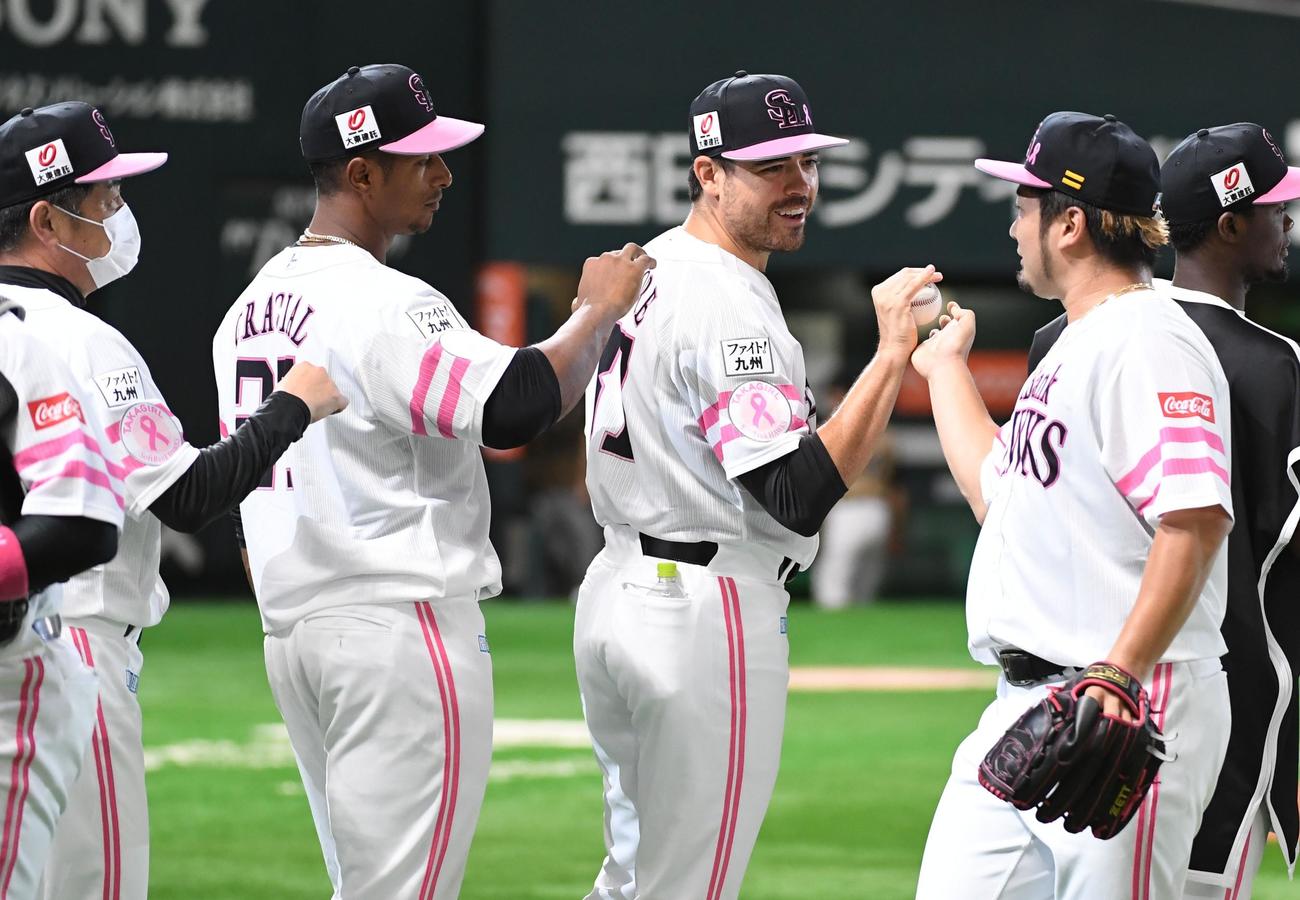 ソフトバンク対日本ハム　来日初勝利のマット・ムーアは抑えの森唯斗からウイニングボールを受け取り笑顔を見せる、、左から工藤公康監督、ジュリスベル・グラシアル（撮影・今浪浩三）