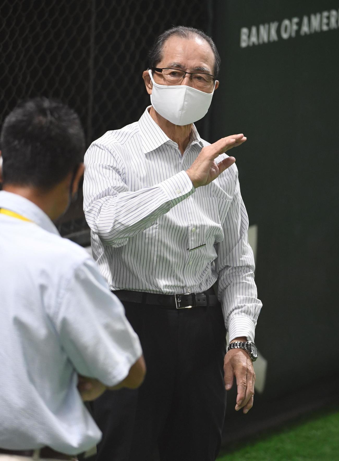 ソフトバンク対日本ハム　関係者と話をする王貞治球団会長（撮影・今浪浩三）