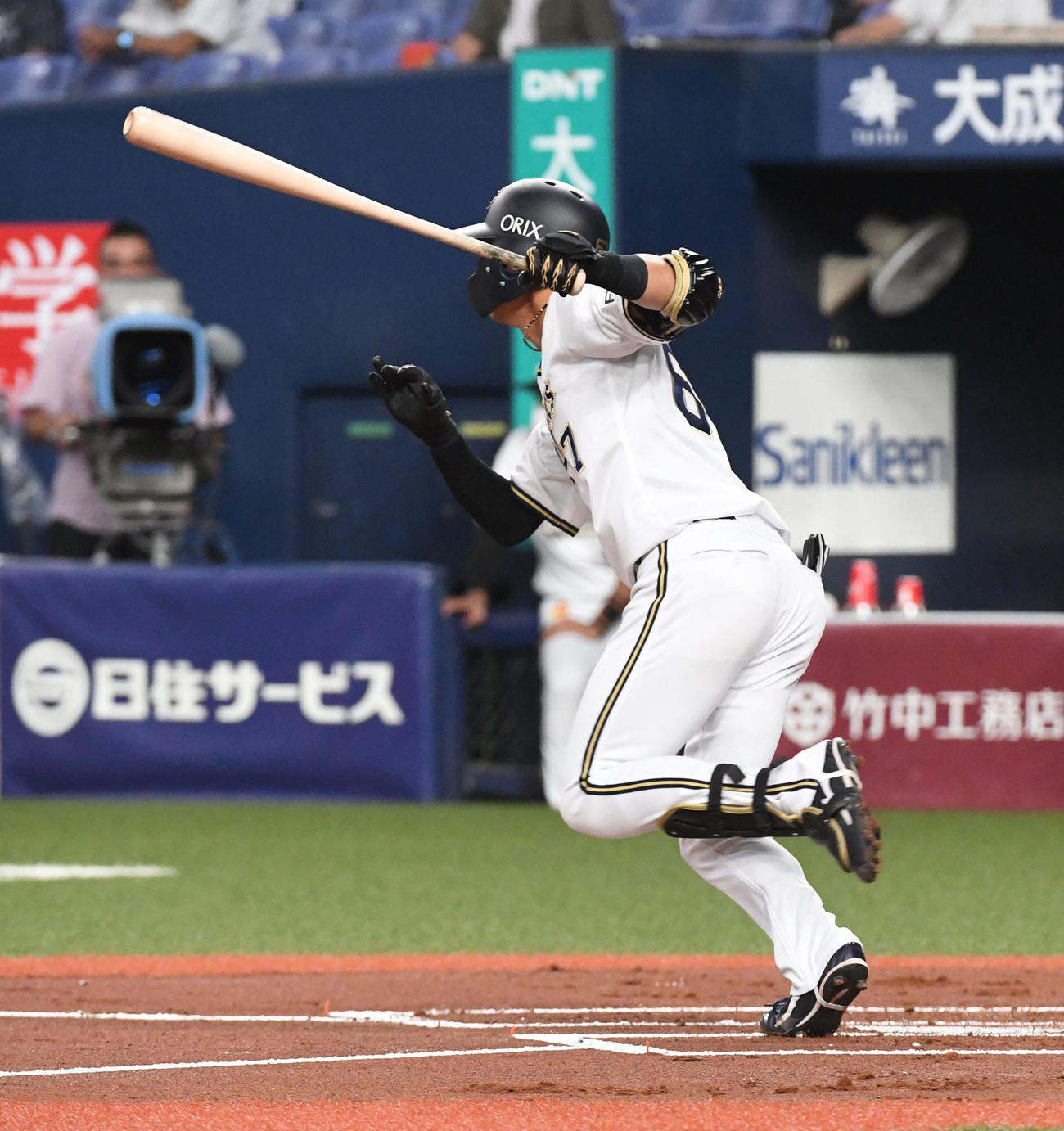 オリックス対ロッテ　１回裏オリックス１死二塁、中川は先制の右適時二塁打を放つ（撮影・前岡正明）