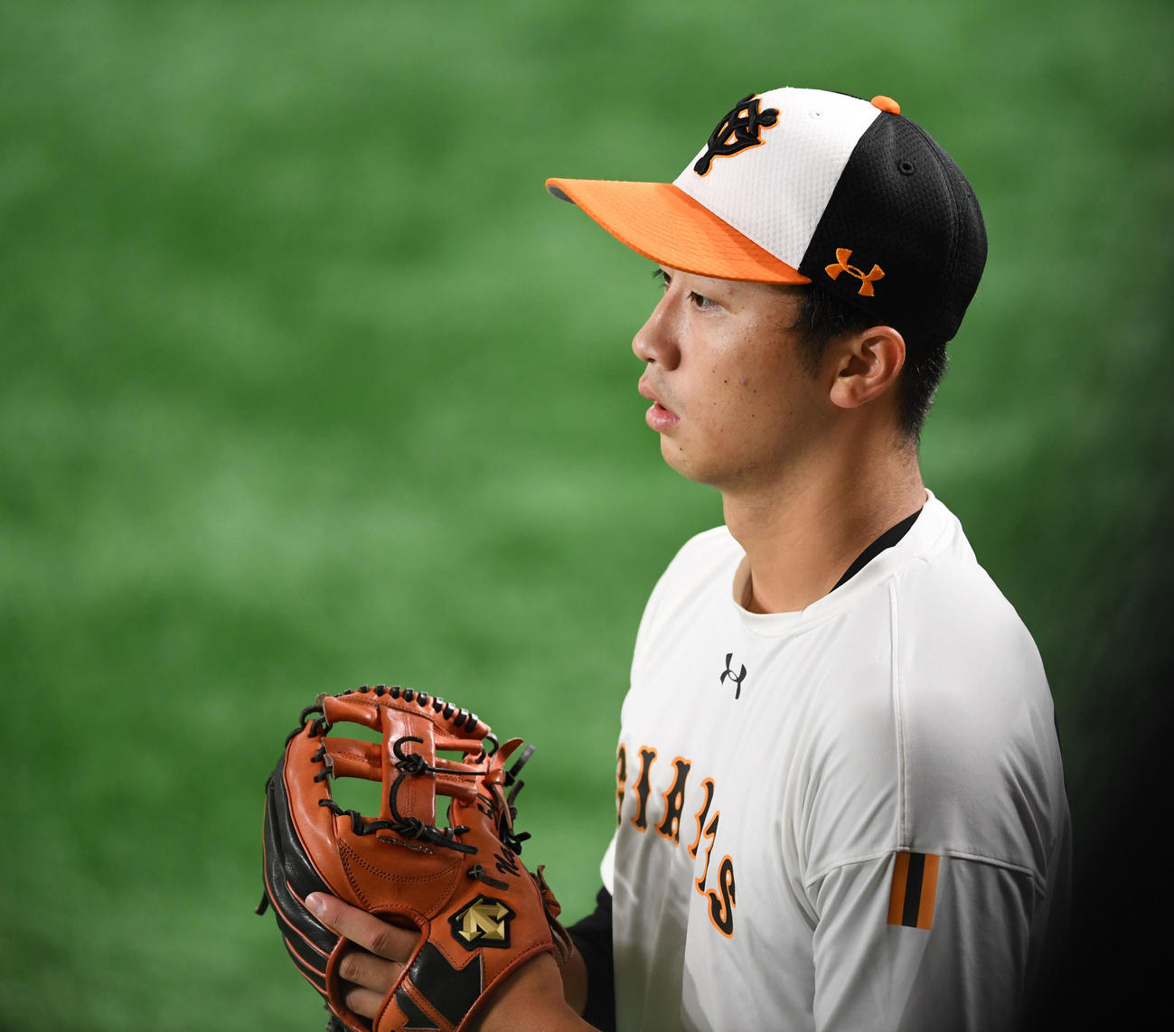 巨人対中日　キャッチボールする巨人直江（撮影・横山健太）