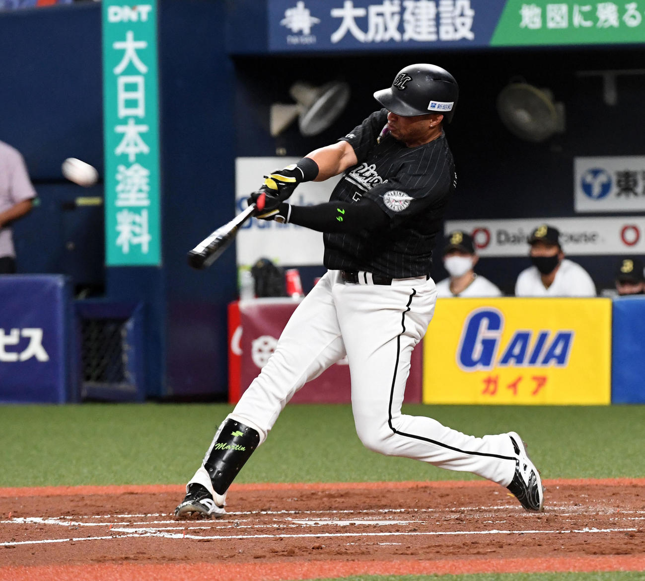 オリックス対ロッテ14回戦　4回表ロッテ1死一塁、レオネス・マーティンは中越え2点本塁打を放つ（撮影・前岡正明）