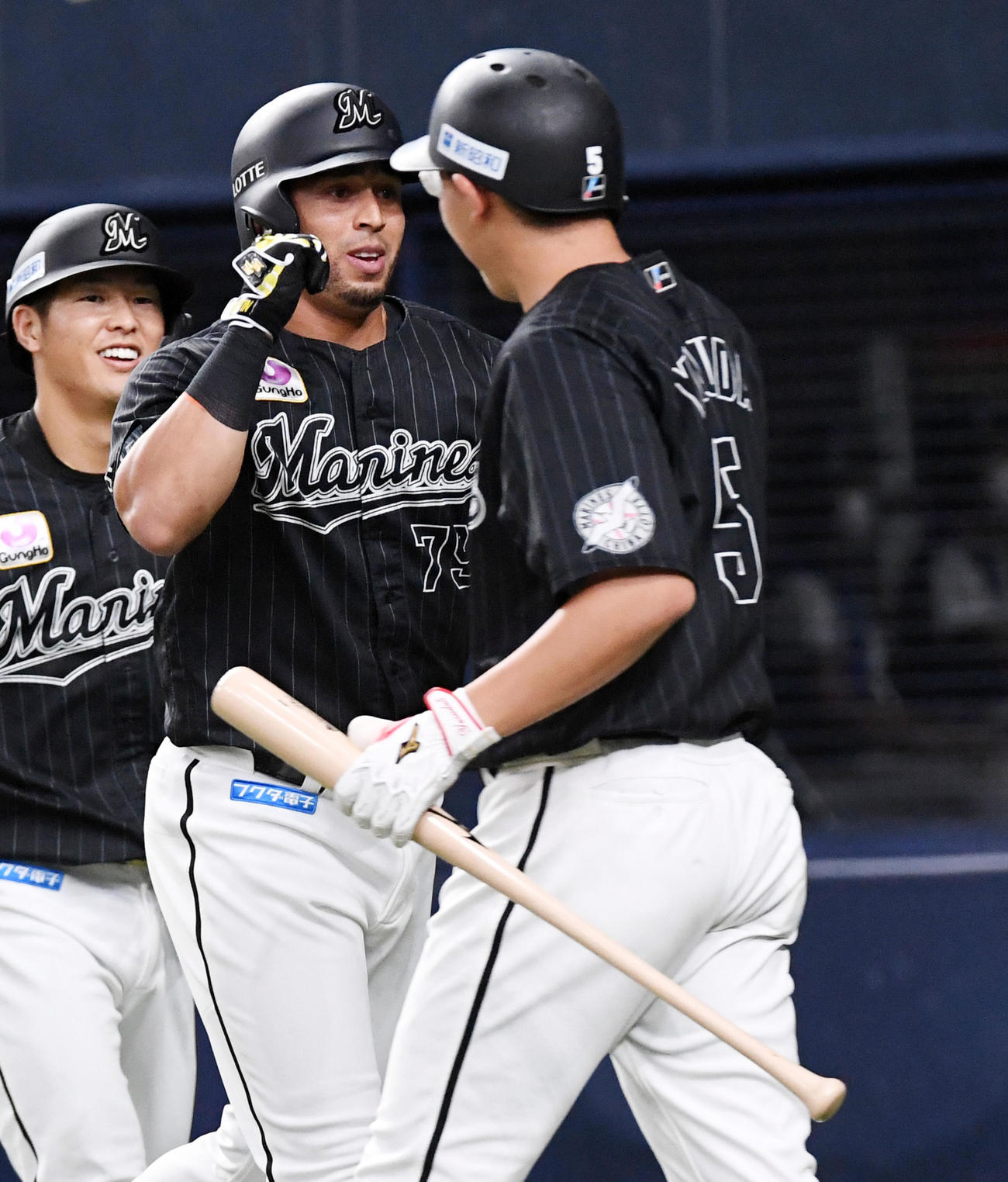 オリックス対ロッテ　4回表ロッテ1死一塁、マーティン（左）は中越え2点本塁打を放ち安田の祝福に笑顔を見せる（撮影・前岡正明）