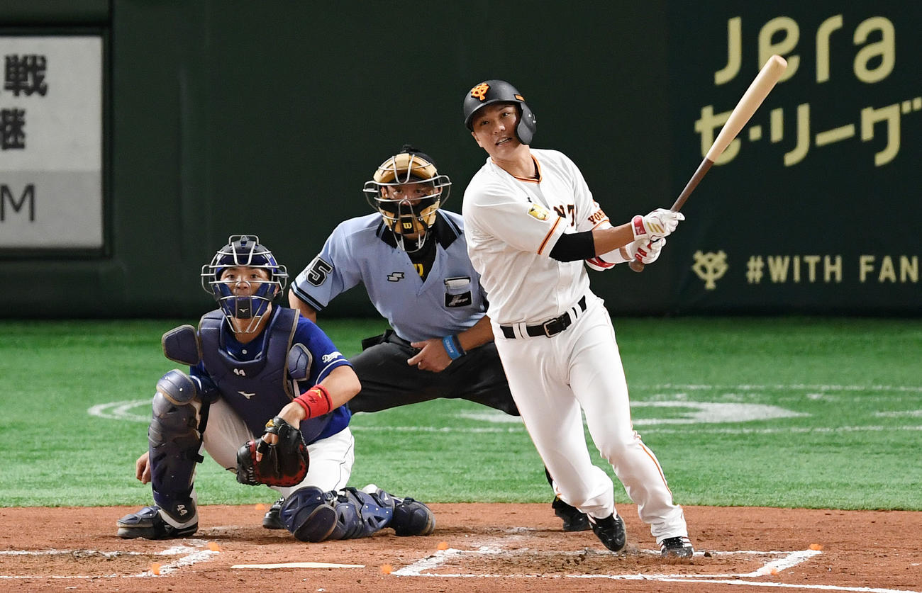 巨人対中日　2回裏巨人1死満塁、中前2点適時打を放つ坂本勇（撮影・横山健太）
