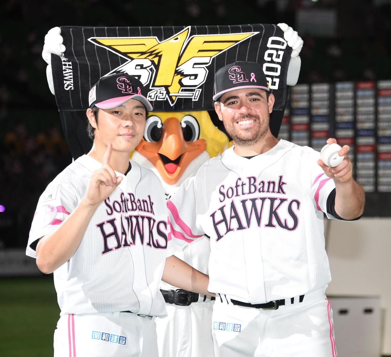 ソフトバンク対日本ハム　来日初勝利のムーア（右）と2番手の松本は笑顔でカメラマンに向かってポーズをとる（撮影・今浪浩三）