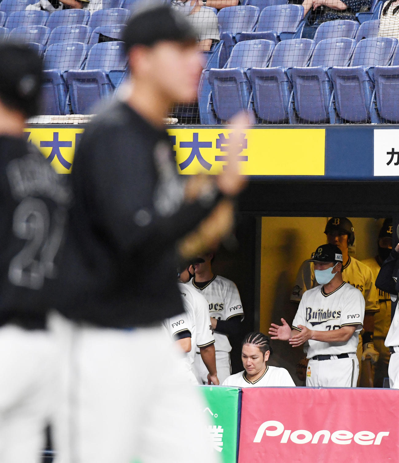 オリックス対ロッテ　ロッテに敗れたナインを励ます中嶋監督代行（撮影・前岡正明）