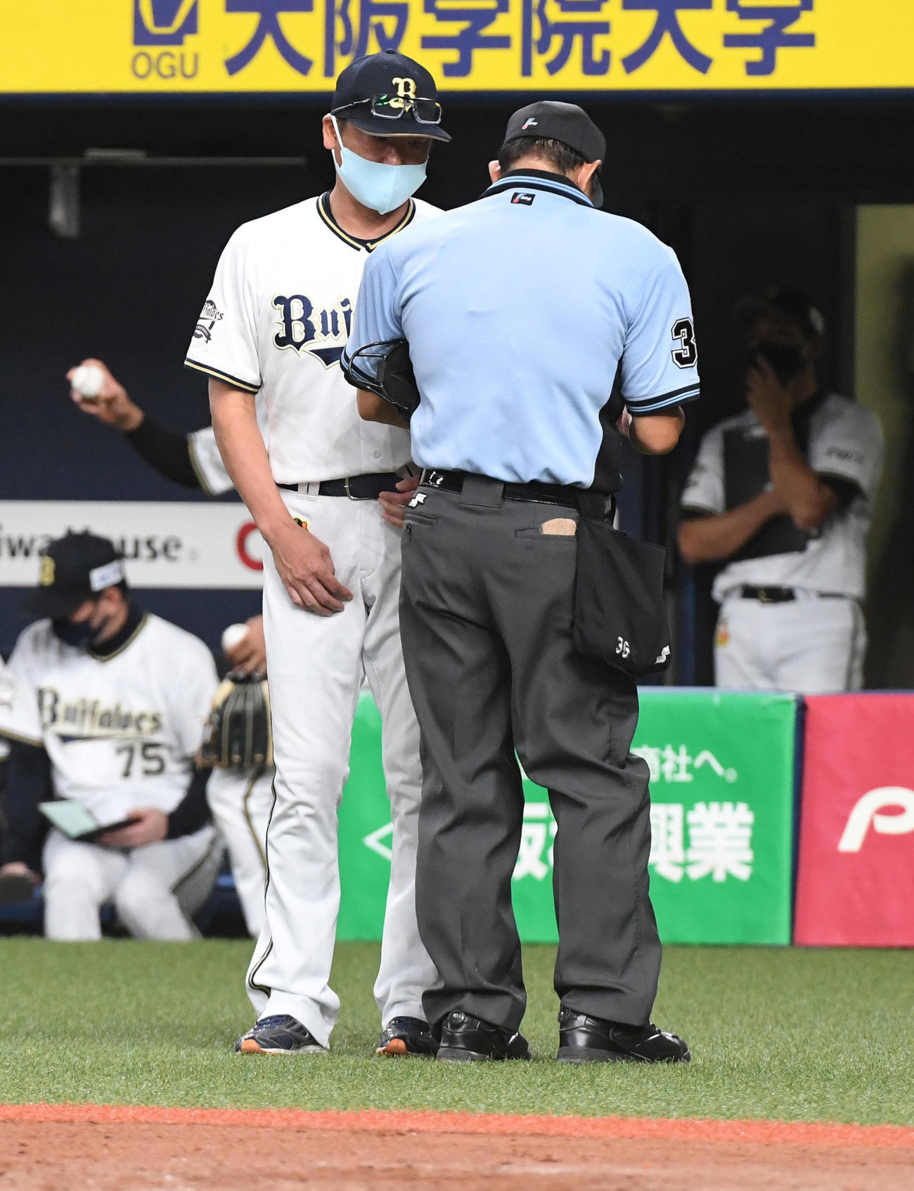 オリックス対ロッテ　8回表ロッテ1死二塁、張奕の交代を告げる中嶋監督代行（撮影・前岡正明）