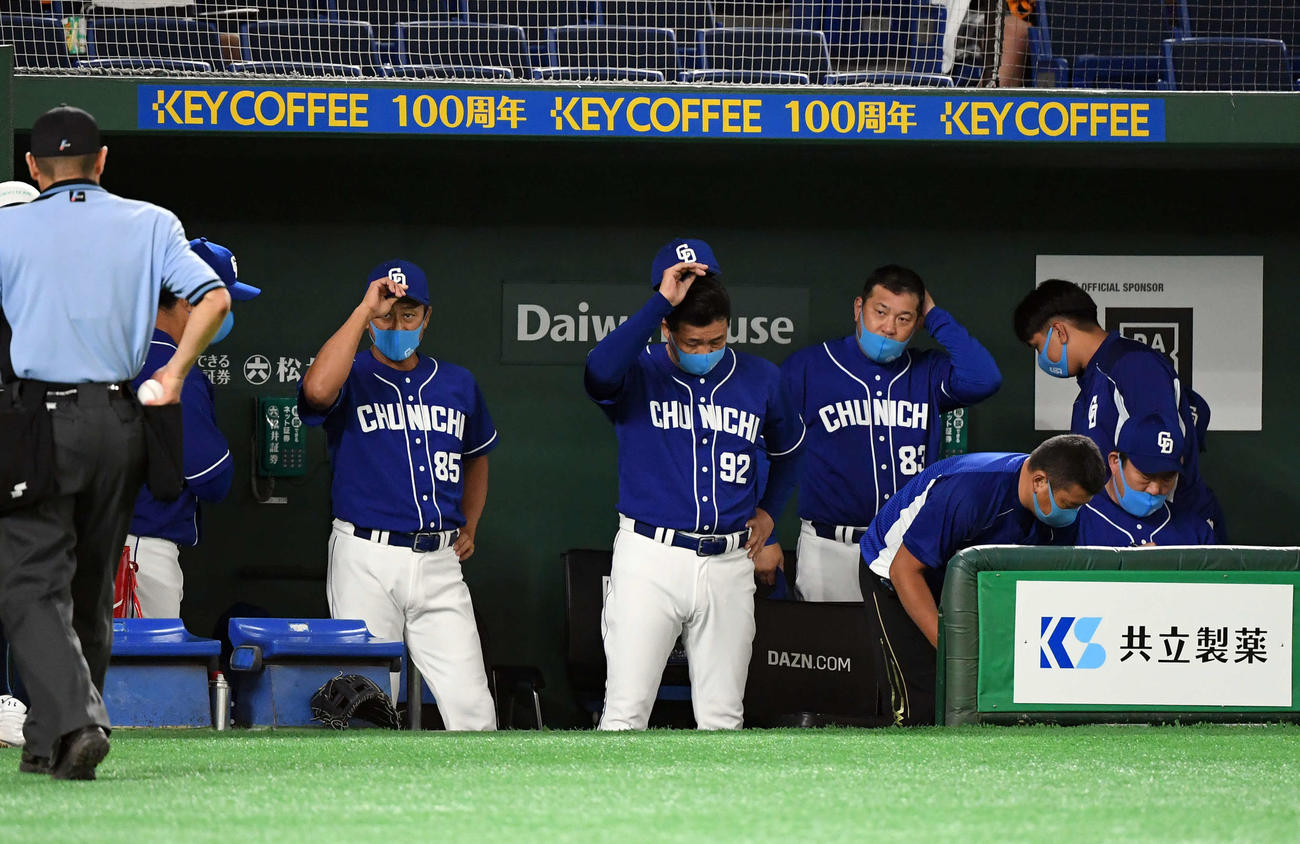 巨人対中日　1自力Vが消滅した中日。試合終了後、がっくり肩を落とす与田監督（中央）、伊東ヘッドコーチ（中央右）ら首脳陣（撮影・たえ見朱実）
