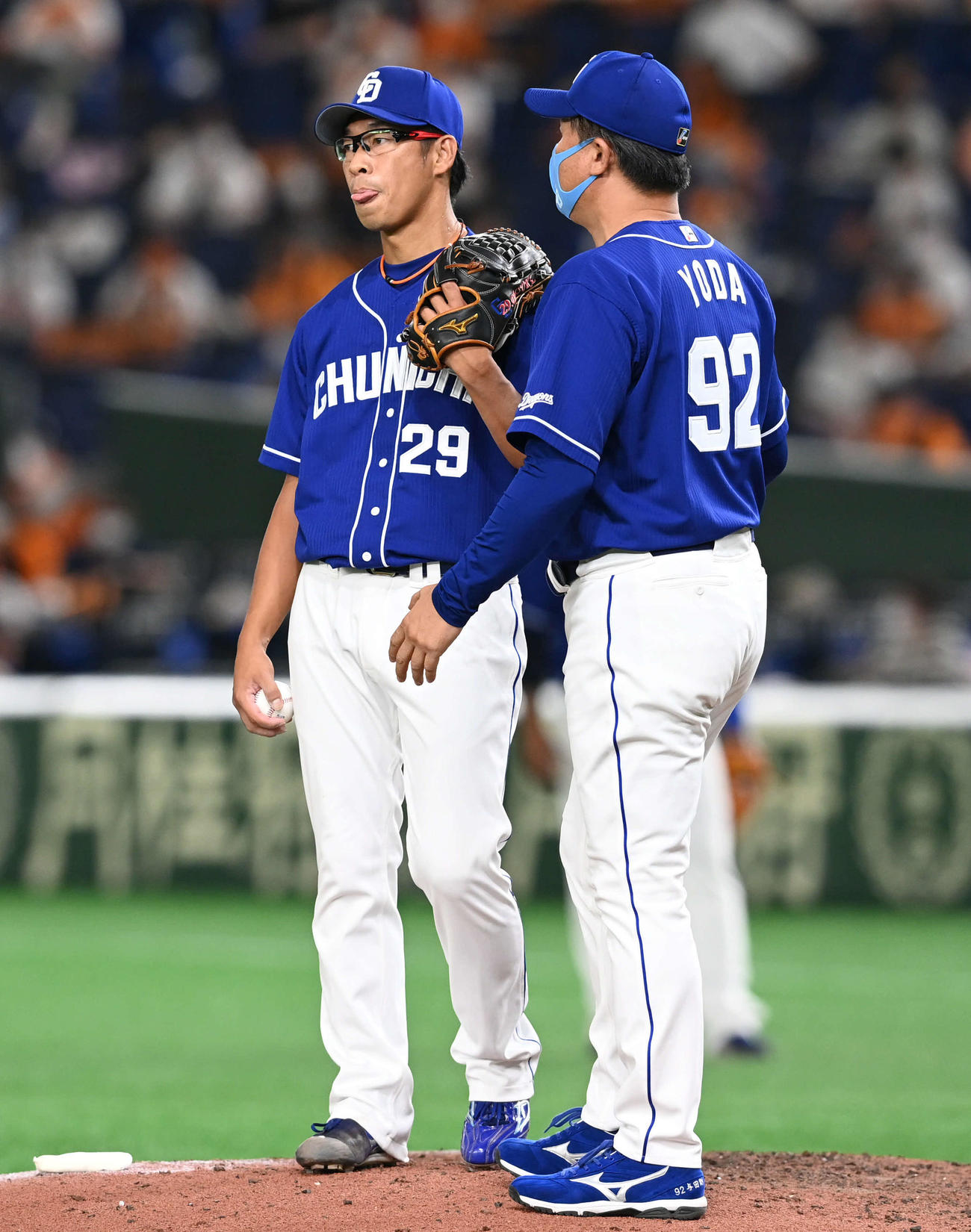 巨人対中日　7回裏巨人2死一、二塁、北村に適時打を許した山井（右）は与田監督に声をかけられる（撮影・山崎安昭）