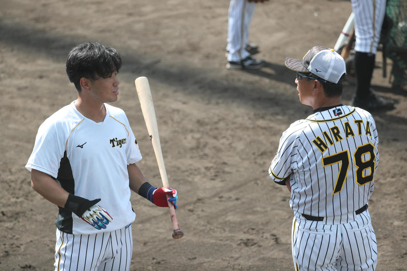 平田2軍監督と話す糸原（左）（代表撮影）
