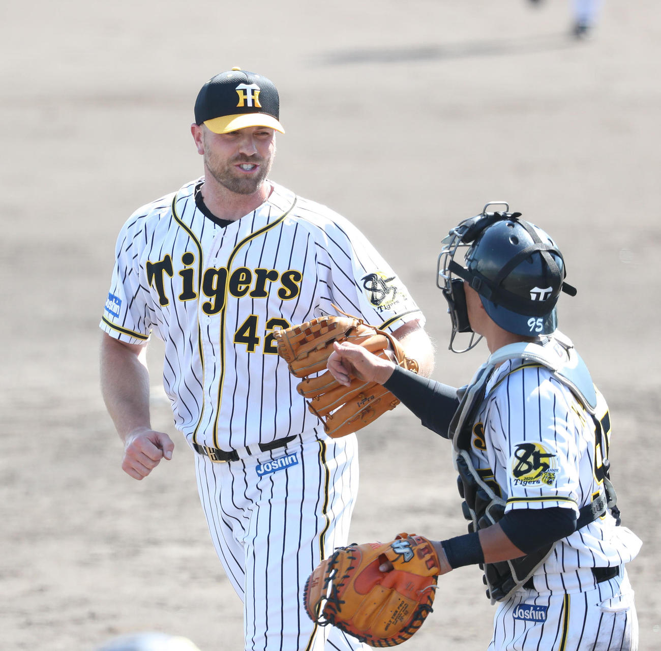 ウエスタン・リーグ　阪神対オリックス　7回を打者3人で仕留めたエドワーズ（左）は片山と笑顔でタッチを交わす（代表撮影）