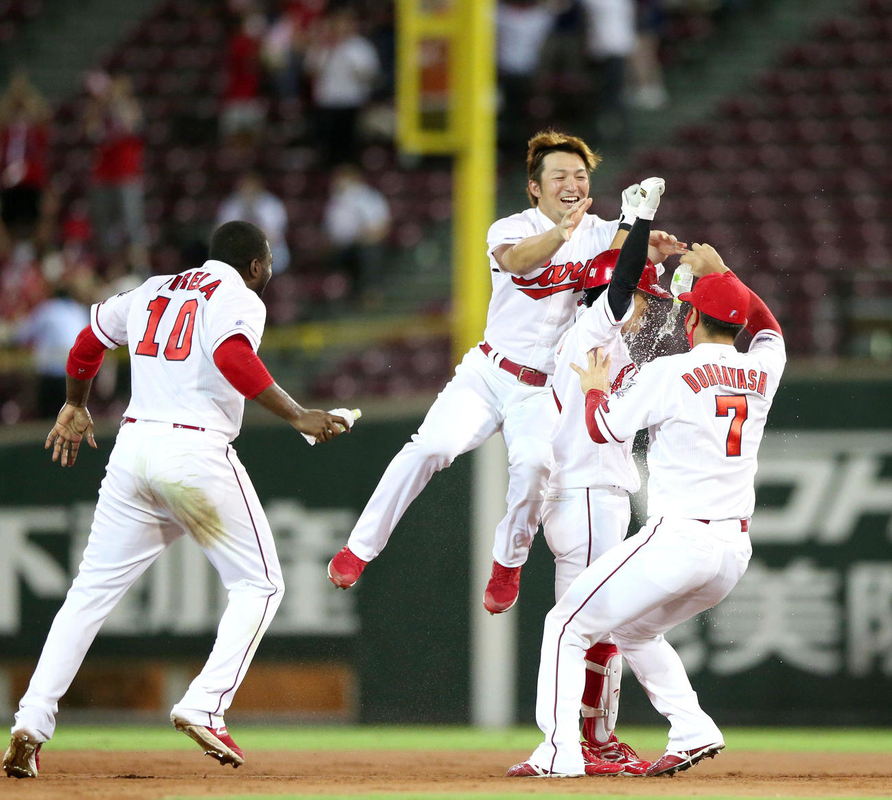 8月28日、上本（右から2人目）はサヨナラ中前適時打を放ち鈴木（左から2人目）らナインから祝福される