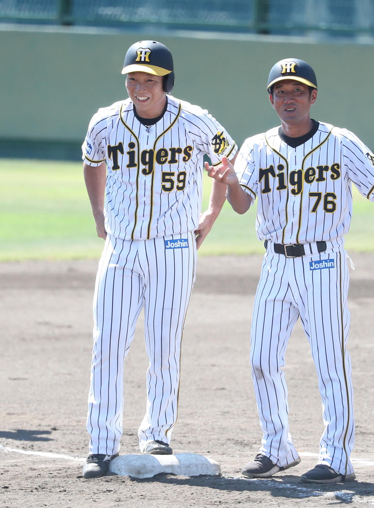 ウエスタン・リーグ　阪神対オリックス　4回裏阪神1死一塁、中前打を放ち平野コーチ（右）に祝福され笑顔を見せる藤田（代表撮影）