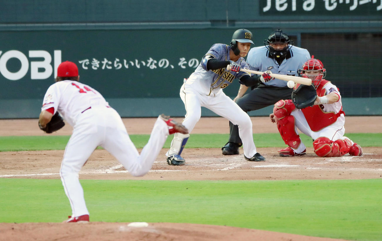 広島対阪神　2回表阪神1死一、三塁、小幡は一塁線へ適時内野安打を放つ（撮影・加藤哉）