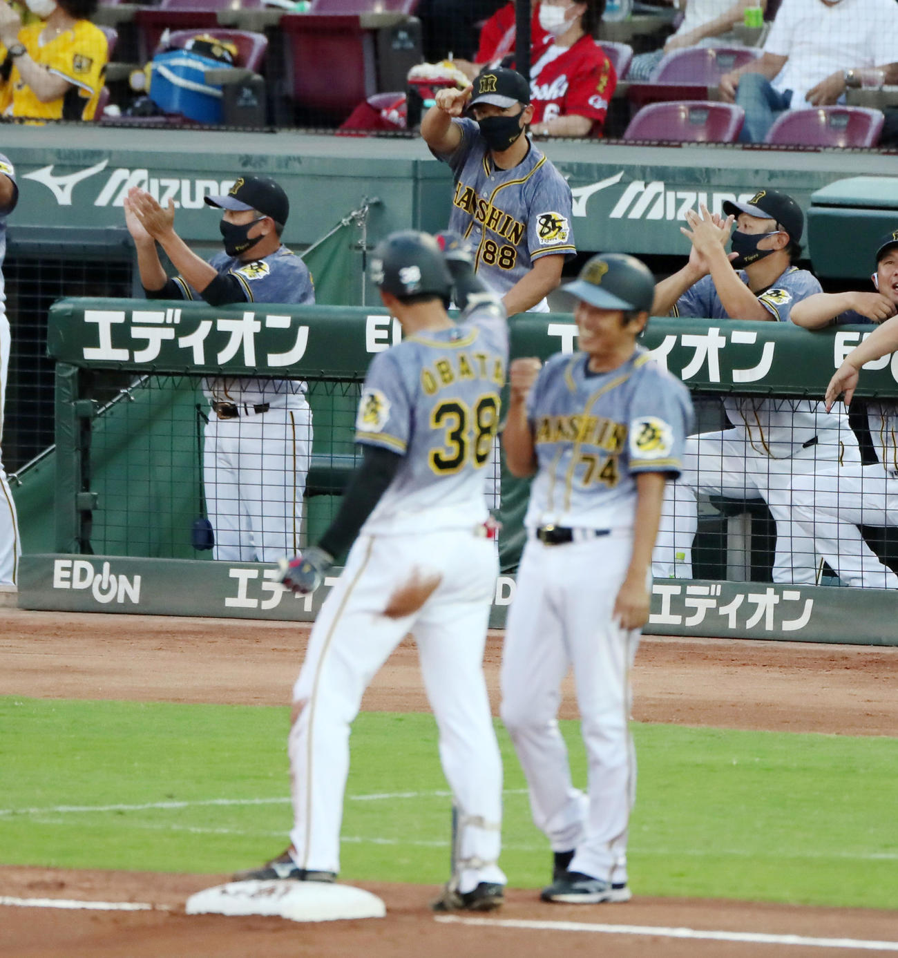 広島対阪神　2回表阪神1死一、三塁、矢野監督は一塁線へバントで適時内野安打を放った小幡へガッツポーズを送る（撮影・加藤哉）
