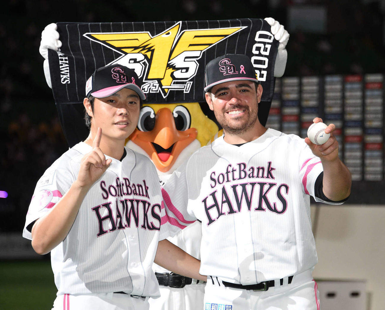 ソフトバンク対日本ハム　来日初勝利を挙げたムーア（右）と初ホールドを記録した松本と笑顔を見せる（撮影・今浪浩三）