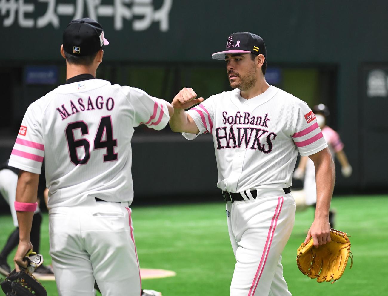 ソフトバンク対日本ハム　5回表日本ハム2死一、三塁、先発のムーアは西川を三振に仕留めナインとタッチ（撮影・今浪浩三）