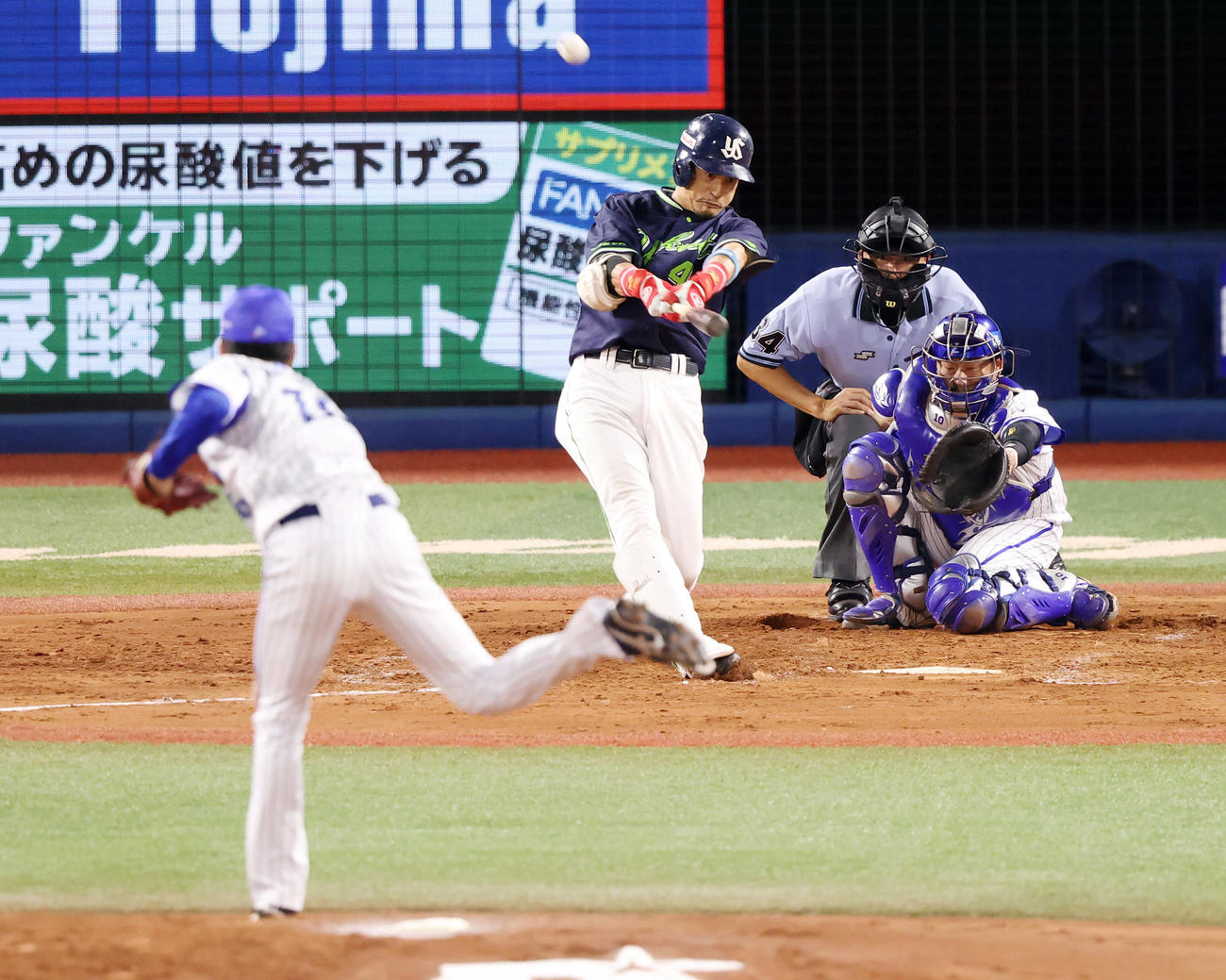 ヤクルト対DeNA　3回表ヤクルト1死、右越えソロ本塁打を放つ坂口。投手大貫（撮影・垰建太）