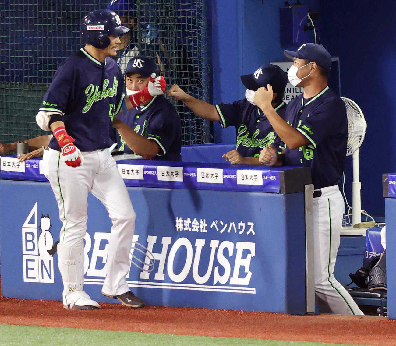 ヤクルト対DeNA　3回表ヤクルト1死、右越えソロ本塁打を放った坂口（左）とグータッチを交わす高津監督（中央）（撮影・垰建太）