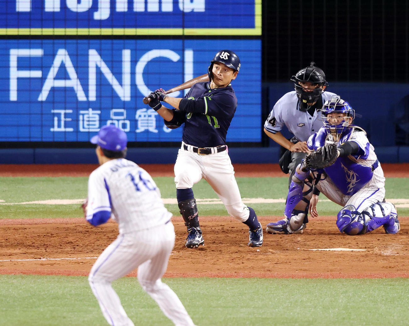 ヤクルト対DeNA　4回表ヤクルト2死一塁、逆転となる右越え2点本塁打を放つ山崎。投手大貫（撮影・垰建太）