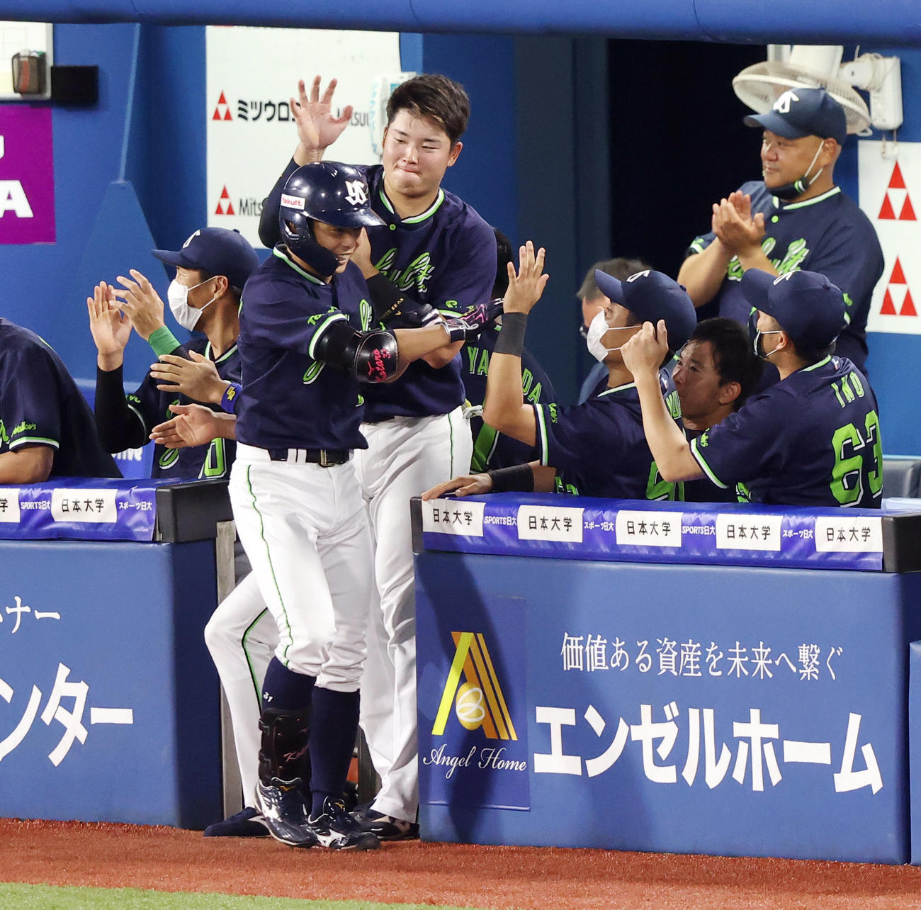 ヤクルト対DeNA　4回表ヤクルト2死一塁、逆転となる右越え2点本塁打を放った山崎（手前左）手荒く迎える村上（撮影・垰建太）