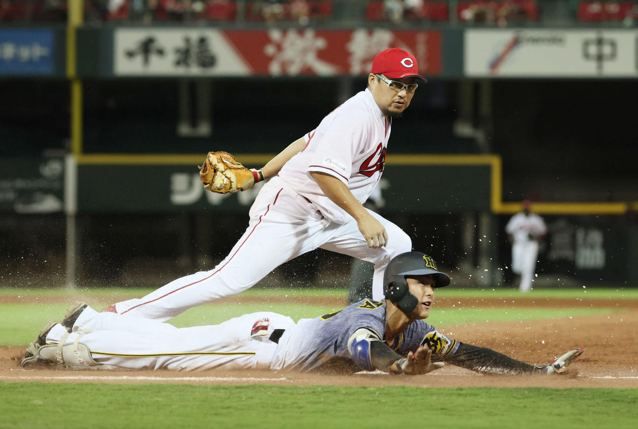 広島対阪神　3回表阪神2死満塁、小幡竜平はセカンドゴロも判定覆りセーフ。後ろは松山（撮影・加藤孝規）