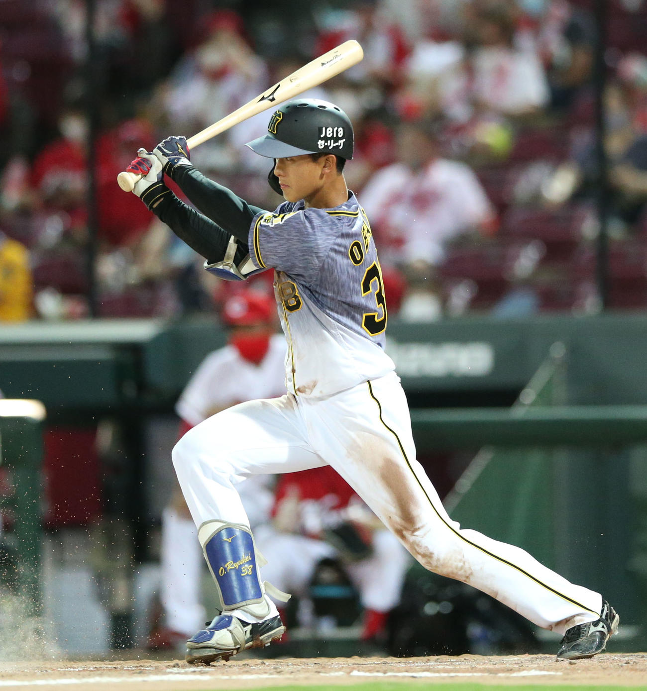 広島対阪神　3回裏阪神2死満塁、小幡は二塁適時内野安打を放つ（撮影・上山淳一）