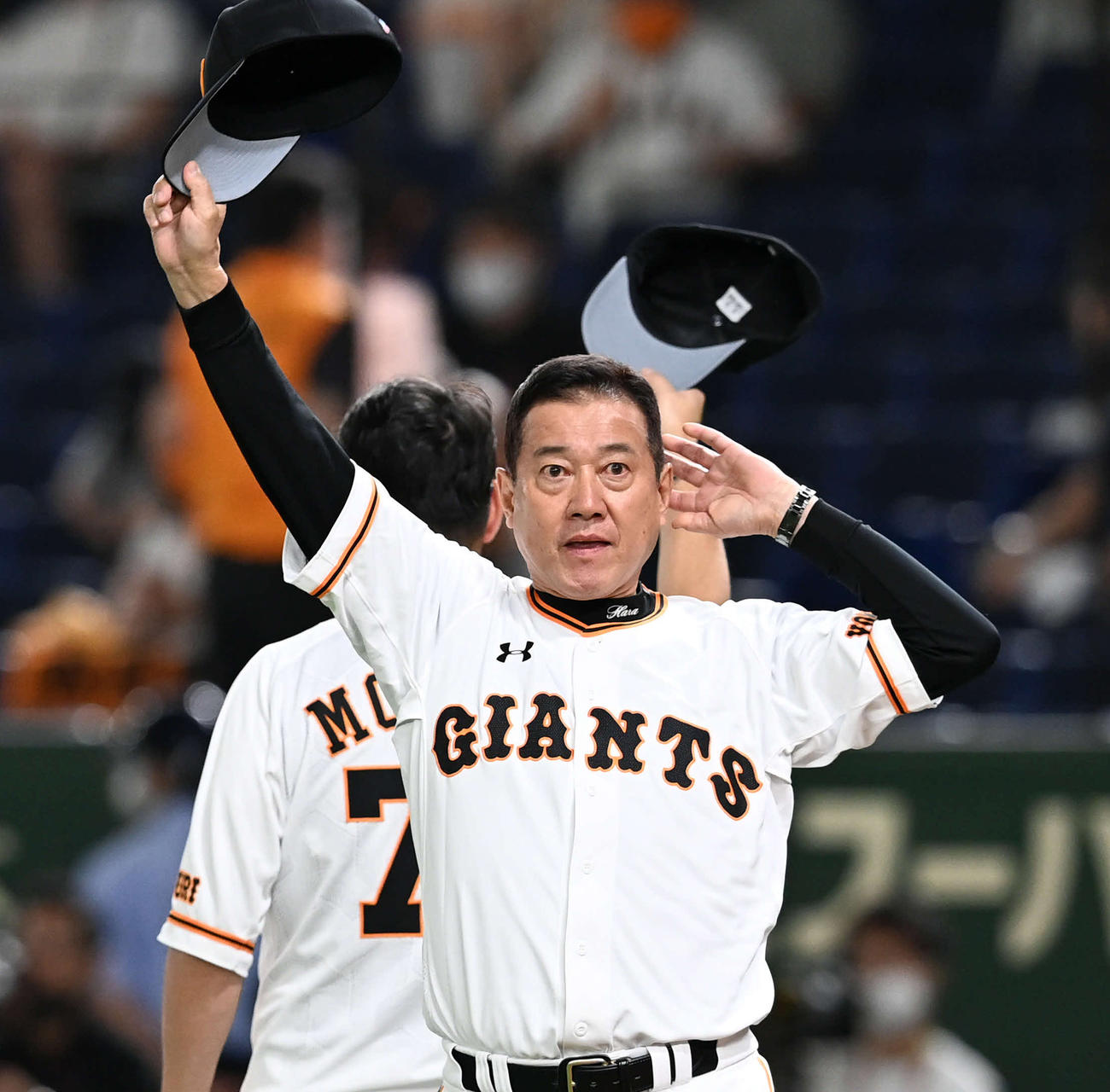 勝利した巨人原監督は手を振って観客の拍手に応える（撮影・山崎安昭）