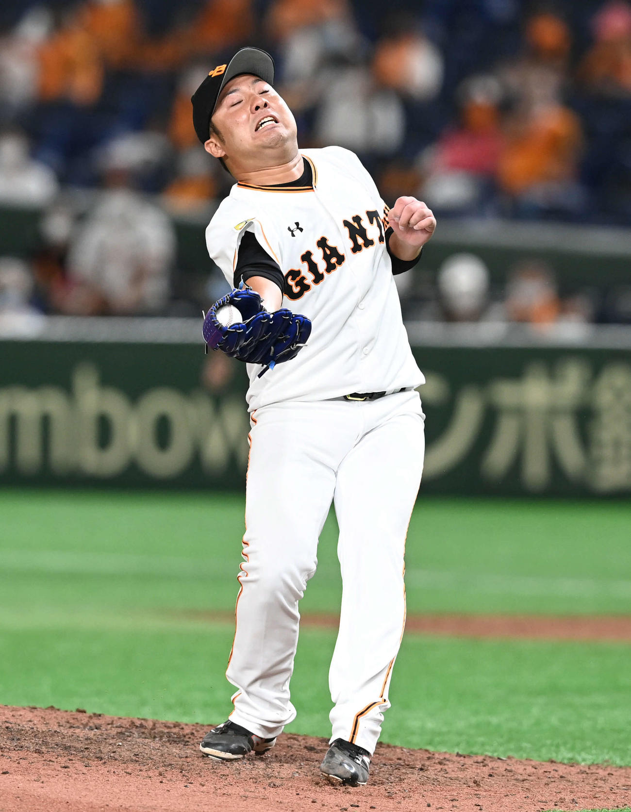 巨人対中日　7回表中日2死三塁、今村は大島の投ゴロを捕球する（撮影・山崎安昭）