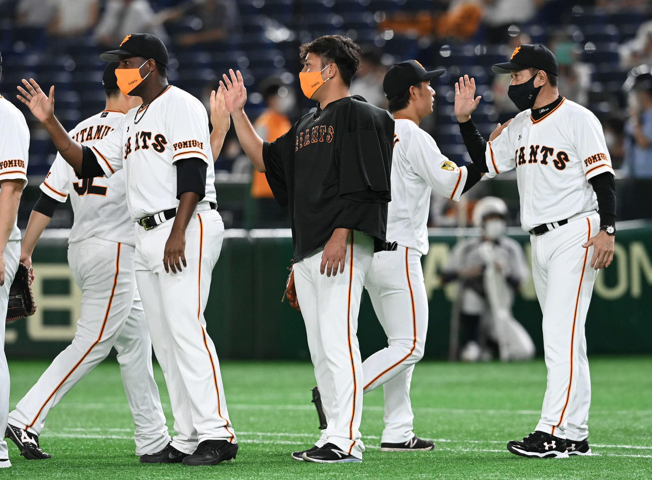 巨人対中日　2勝目を挙げた巨人今村（中央）は原監督（右）らとエアタッチで勝利を喜ぶ（撮影・山崎安昭）