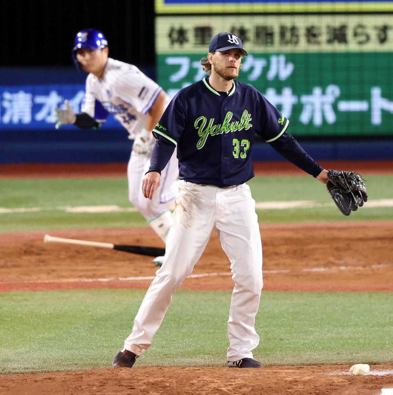 ヤクルト対DeNA　5回裏DeNA無死一、三塁、佐野（左）に中前適時打を許すクック（撮影・垰建太）