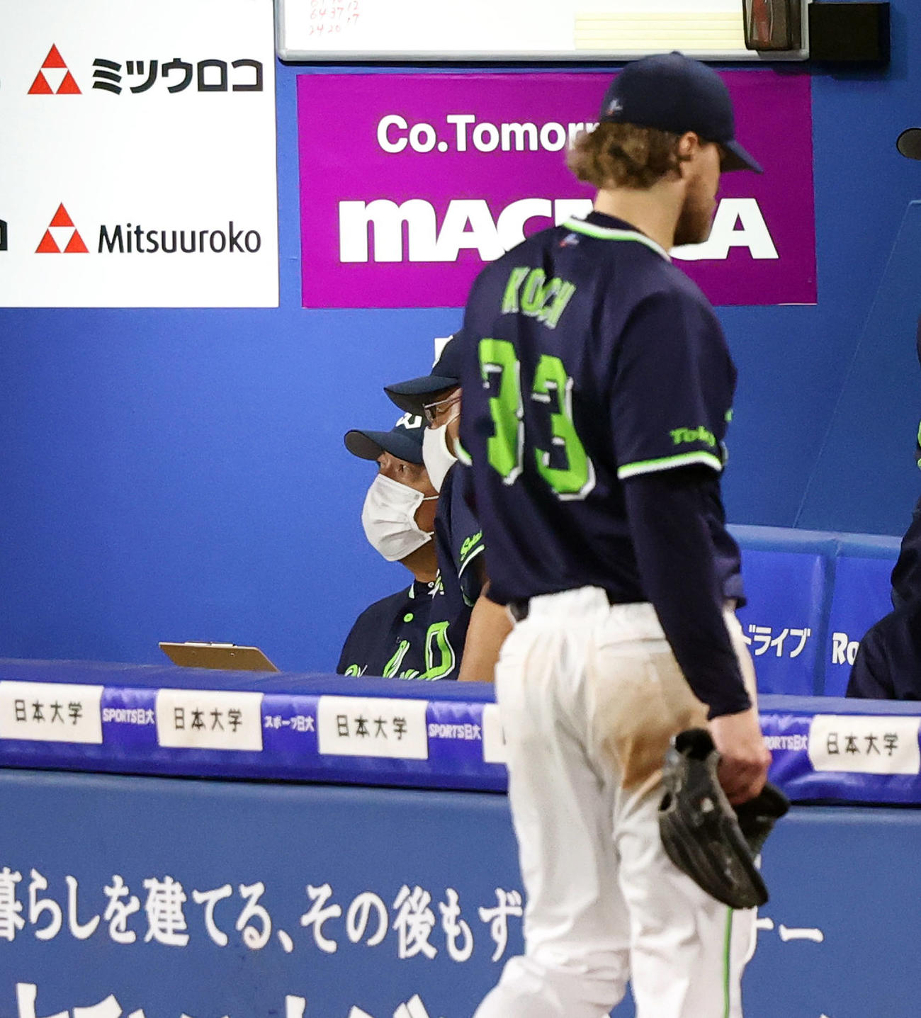 ヤクルト対DeNA　5回裏DeNA2死二塁、降板するクック（手前）を横目にコーチ陣と話す高津監督（左奥）（撮影・垰建太）