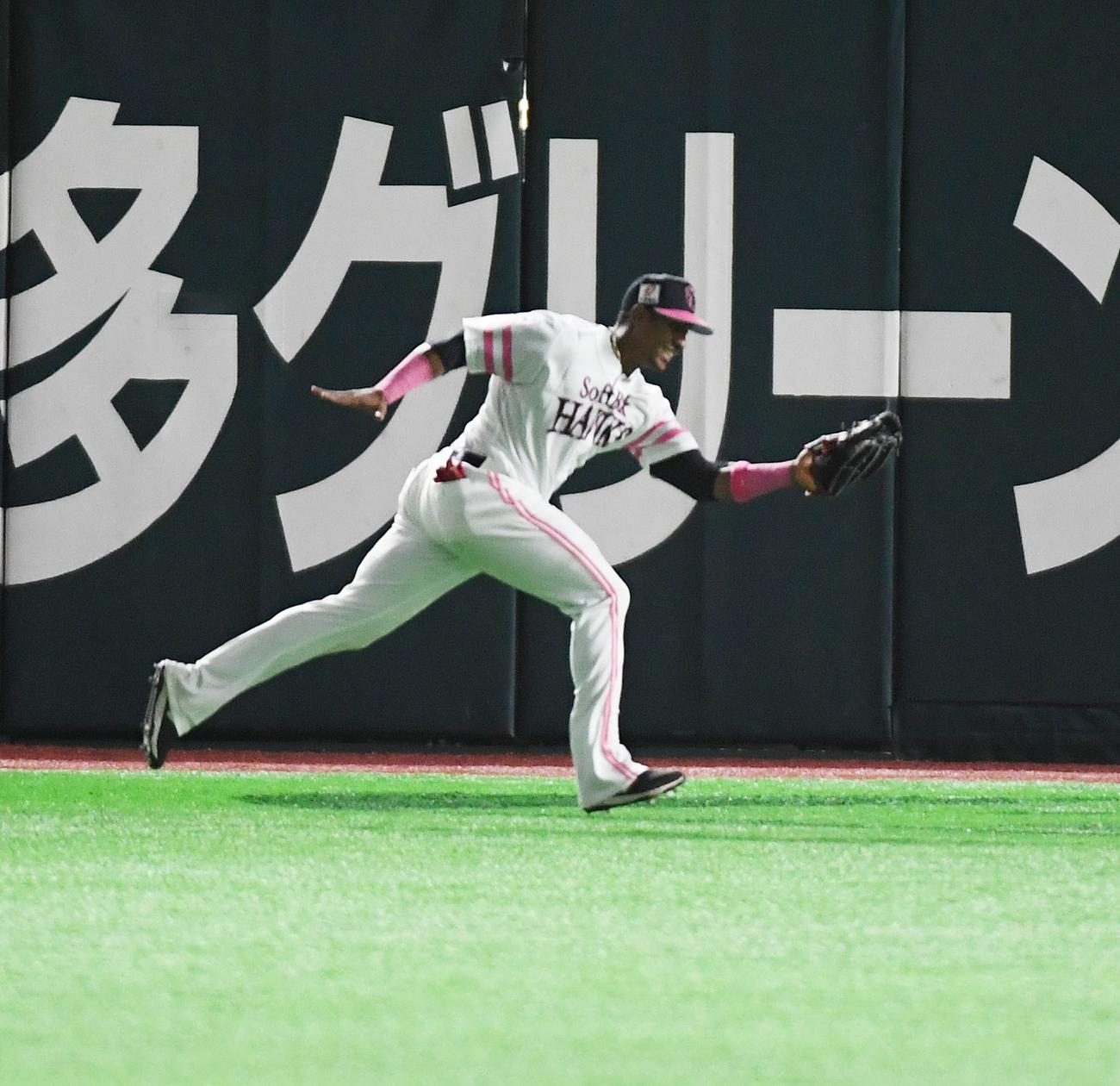 ソフトバンク対日本ハム　8回表日本ハム無死、大田の打球を好捕した左翼手のグラシアル（撮影・今浪浩三）