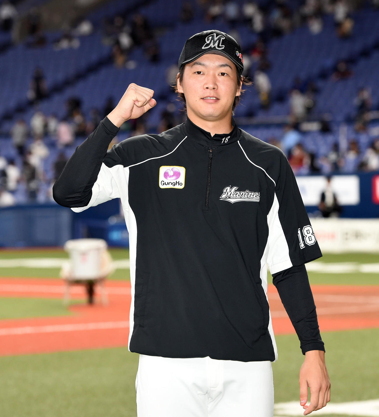 オリックス対ロッテ　ガッツポーズを見せる勝利投手の二木（撮影・前岡正明）
