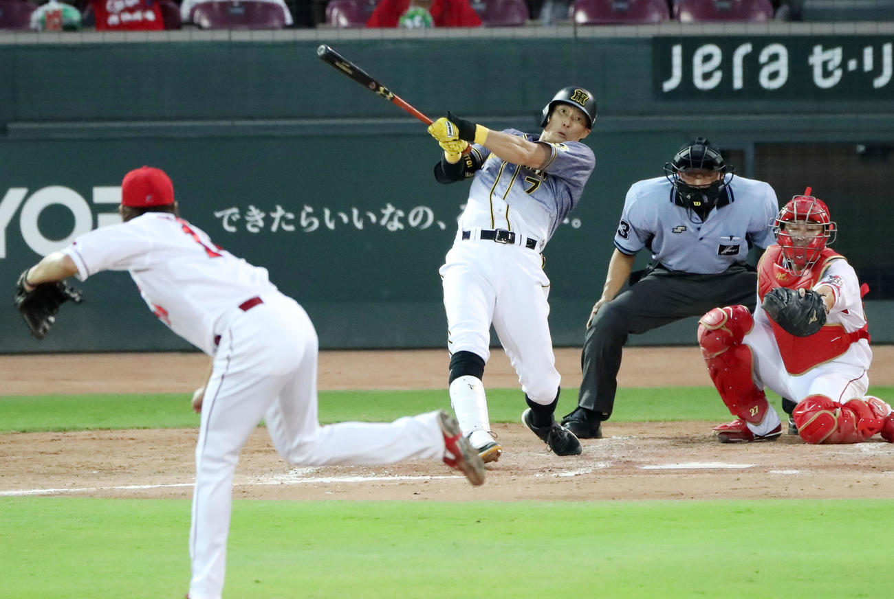 3回表阪神無死一塁、糸井は中前打を放つ（撮影・加藤哉）