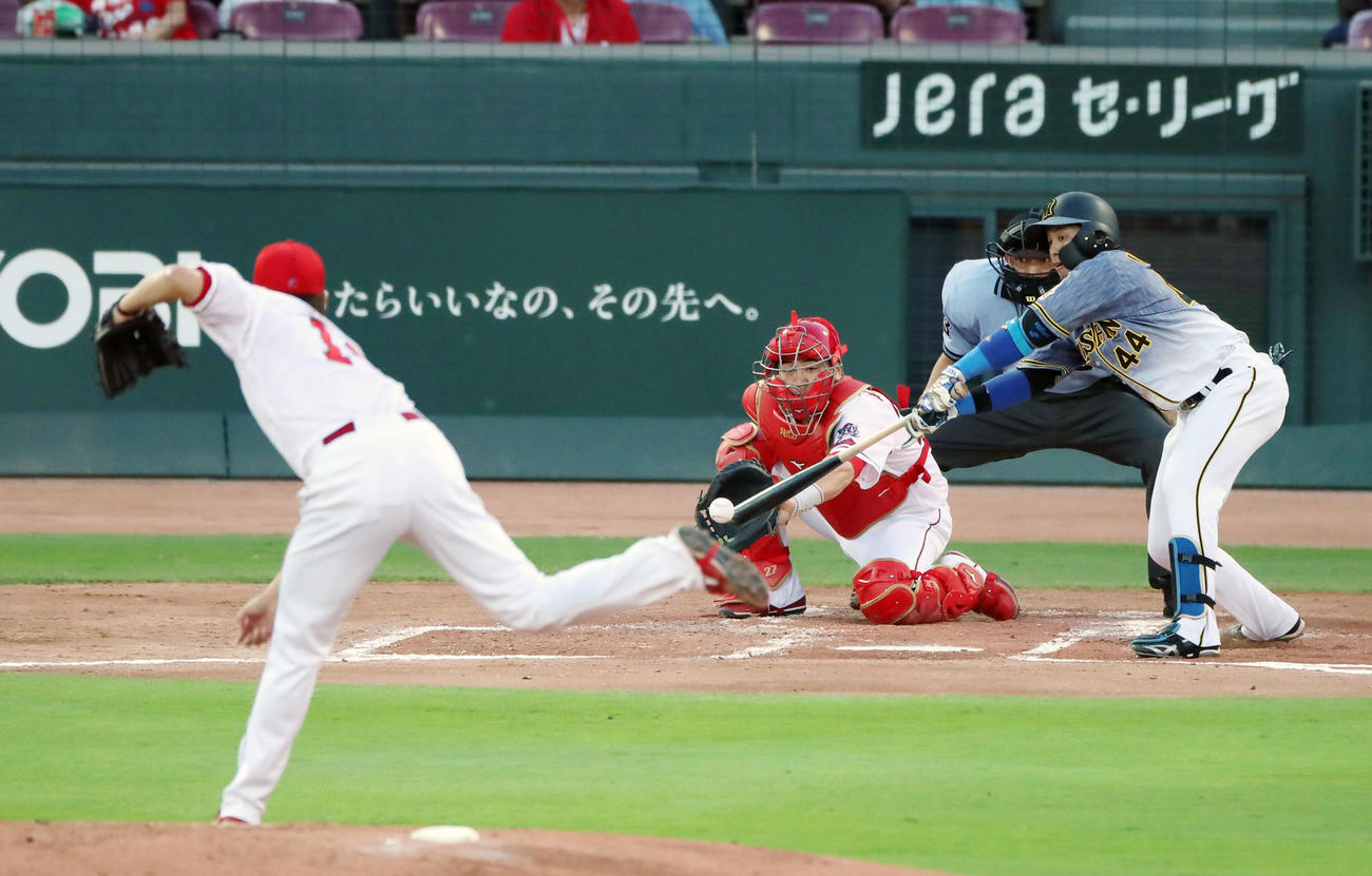 広島対阪神　2回表阪神1死二、三塁、梅野は一塁ゴロ野選で得点を挙げる（撮影・加藤哉）