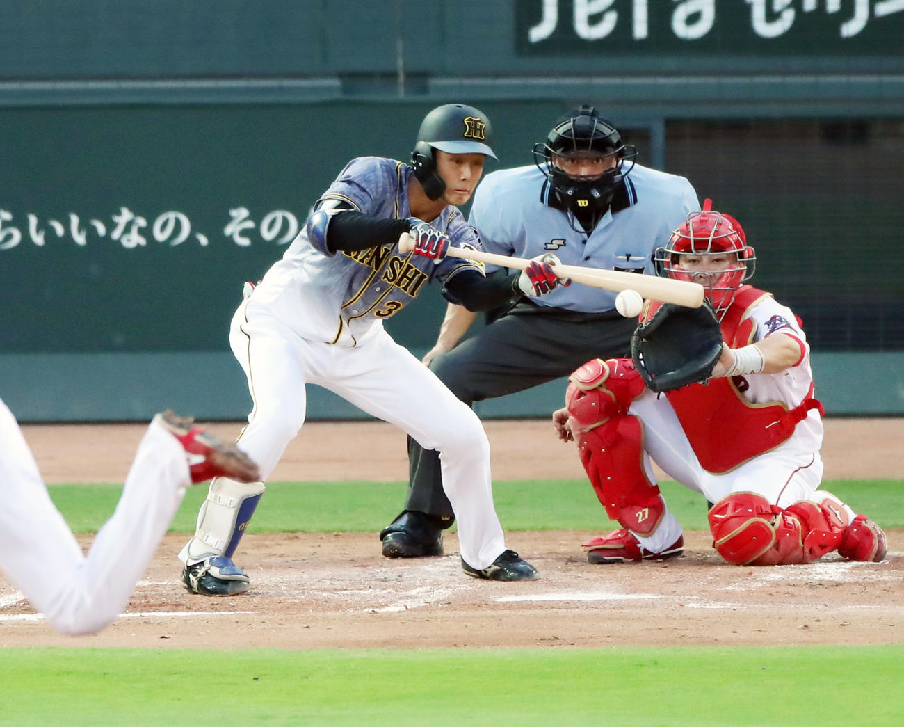 2回表阪神1死一、三塁、セーフティースクイズでプロ初打点を挙げる小幡（撮影・加藤哉）