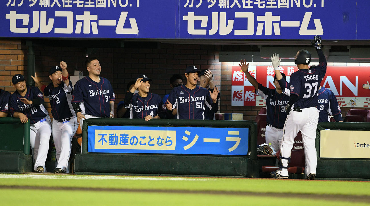 楽天対西武　3回表西武無死一塁、先制の左越え2点本塁打を放った柘植（手前右）は生還しナインから祝福される（撮影・滝沢徹郎）