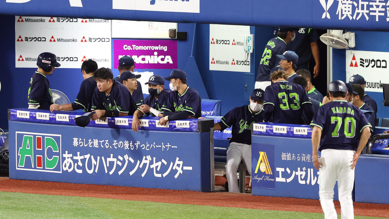 ヤクルト対DeNA　DeNAに連敗を喫し厳し足早に引き揚げるヤクルトナインの中で1人、グラウンドを見つめる村上（左から3人目）（撮影・垰建太）