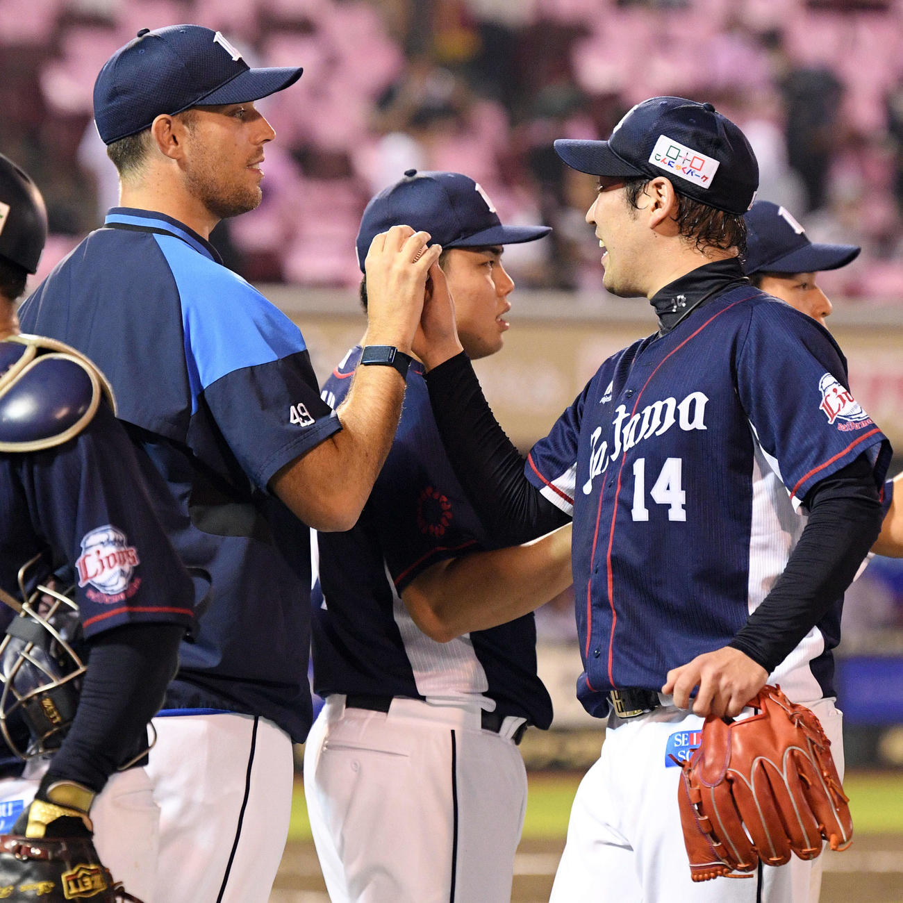 楽天対西武　試合後、西武増田（右手前）から勝利球を受け取るノリン（撮影・滝沢徹郎）