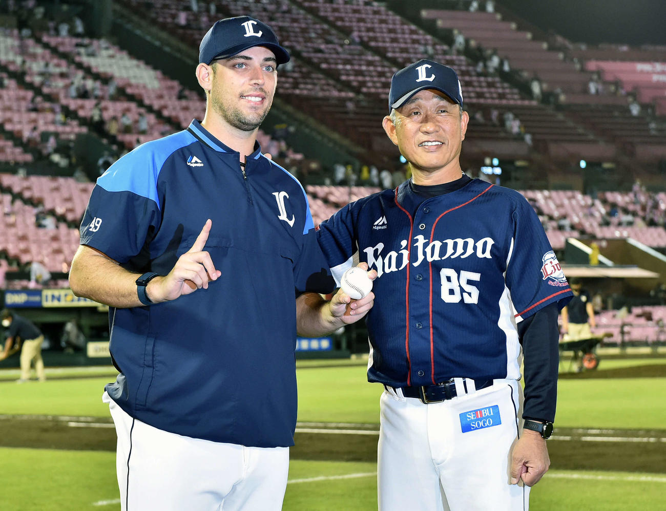 楽天対西武　来日初勝利の西武ノリン（左）は辻発彦監督と記念撮影する（撮影・滝沢徹郎）