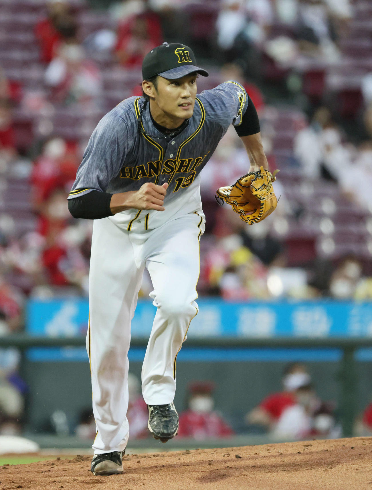 広島対阪神　2回裏広島1死、松山の内野ゴロでベースカバーに入る藤浪（撮影・加藤孝規）
