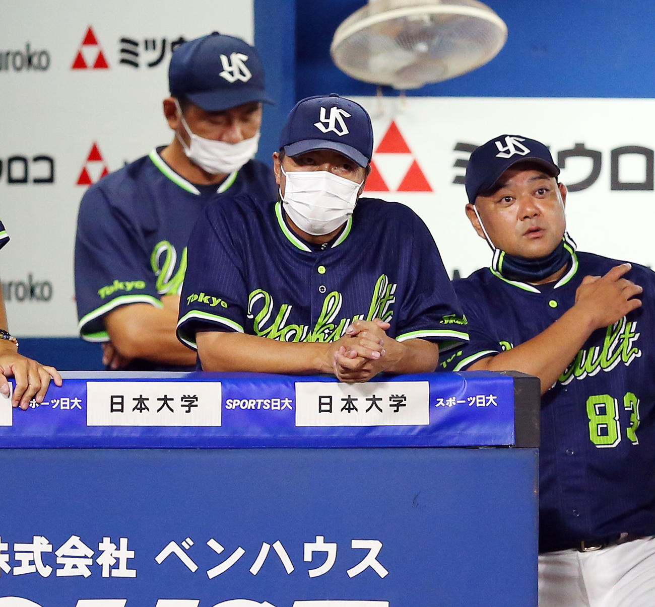 DeNA対ヤクルト　5回裏DeNA無死満塁、失策で逆転を許し肩を落とす高津監督（中央）（撮影・大野祥一）