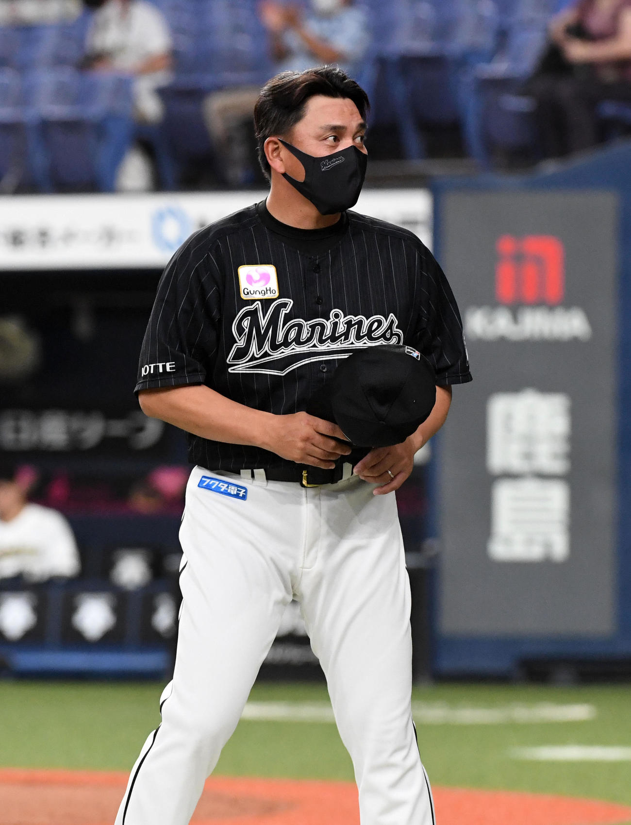 オリックス対ロッテ　ファンに勝利の報告を行った井口監督（撮影・前岡正明）