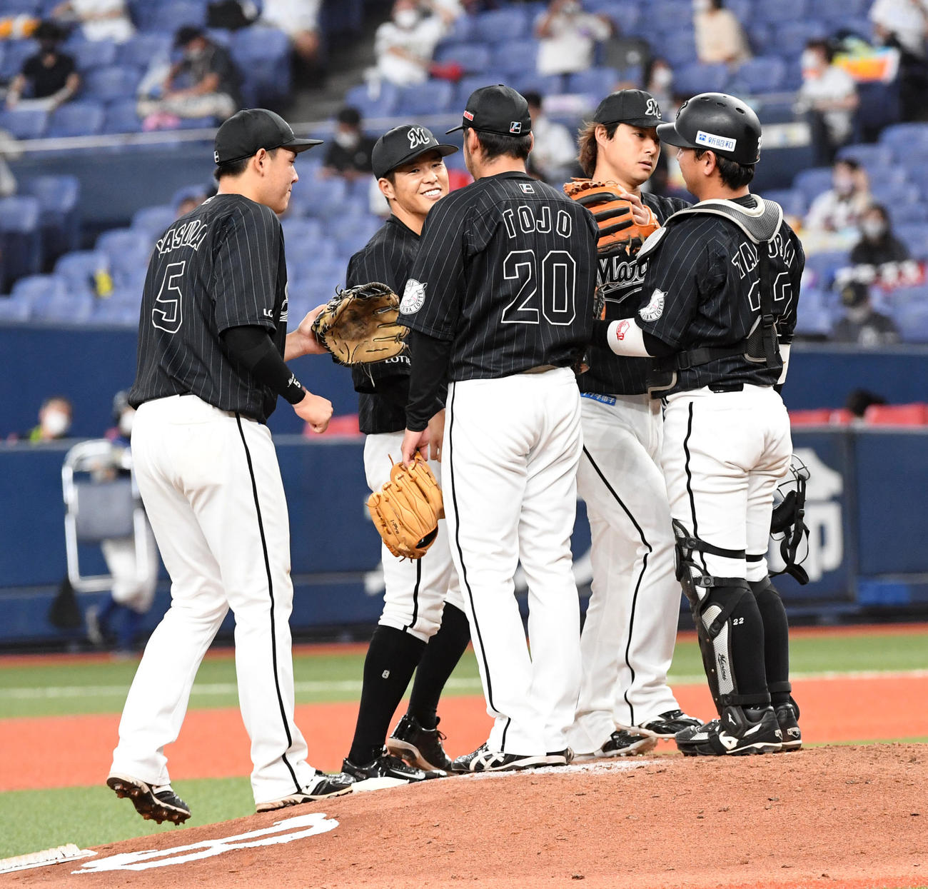 オリックス対ロッテ　オリックスに勝利、喜ぶロッテナイン（撮影・前岡正明）
