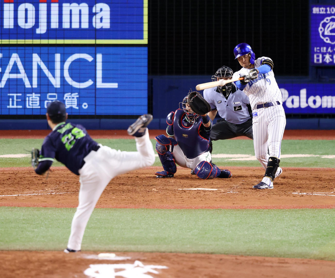 DeNA対ヤクルト　4回裏DeNA2死、左前安打を放つ大和。投手小川（撮影・垰建太）