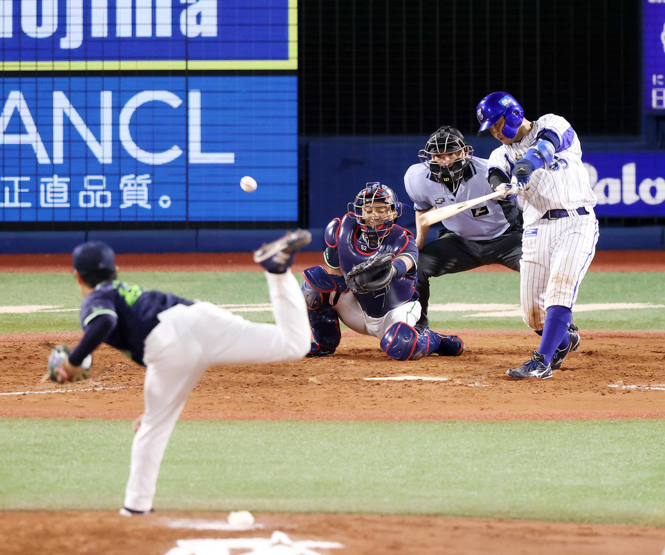 DeNA対ヤクルト　4回裏DeNA2死一塁、右前安打を放つ嶺井。投手小川（撮影・垰建太）