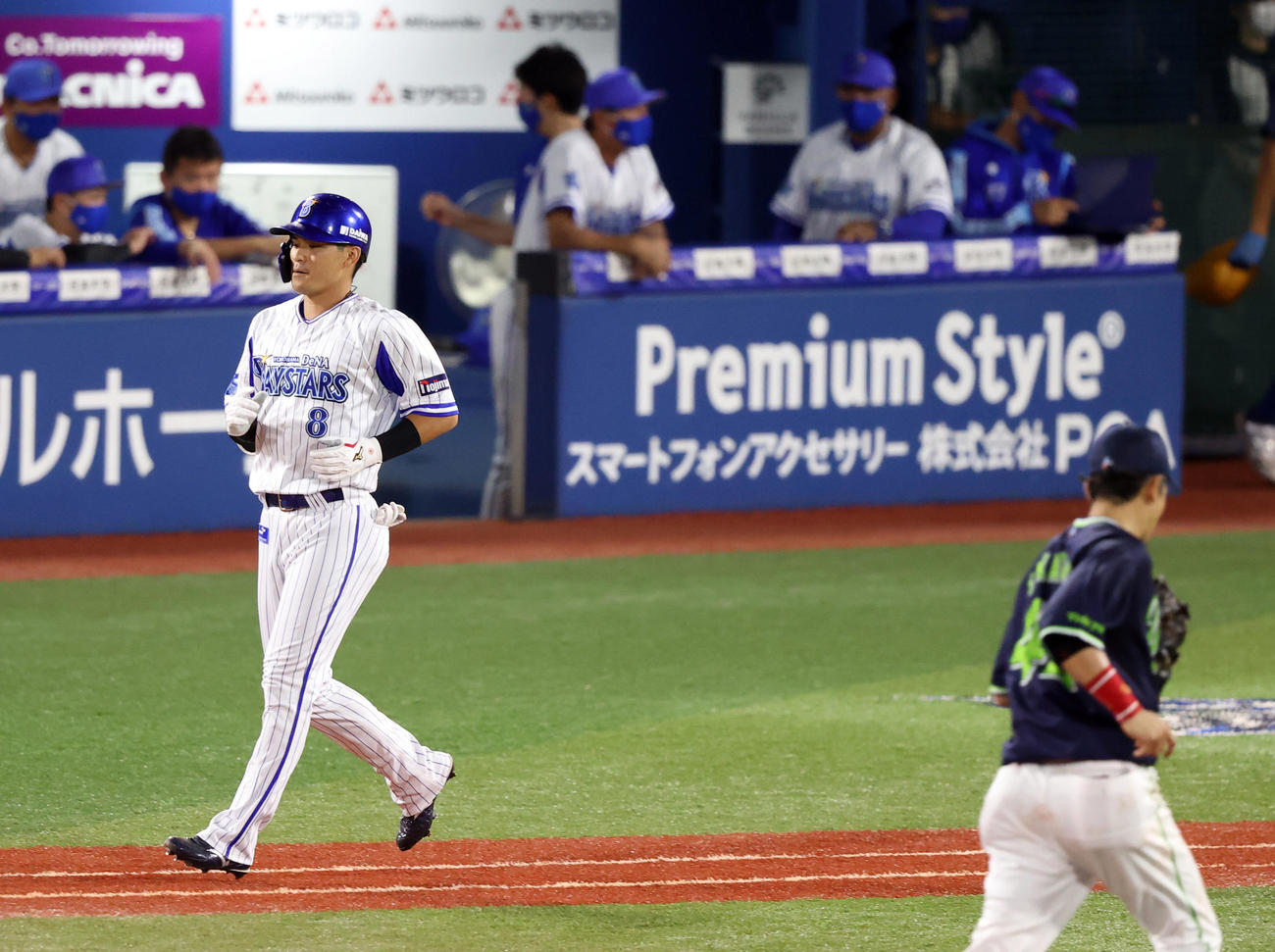 DeNA対ヤクルト　4回裏DeNA2死一、二塁、代打神里（左）は好機で一直に倒れる（撮影・垰建太）