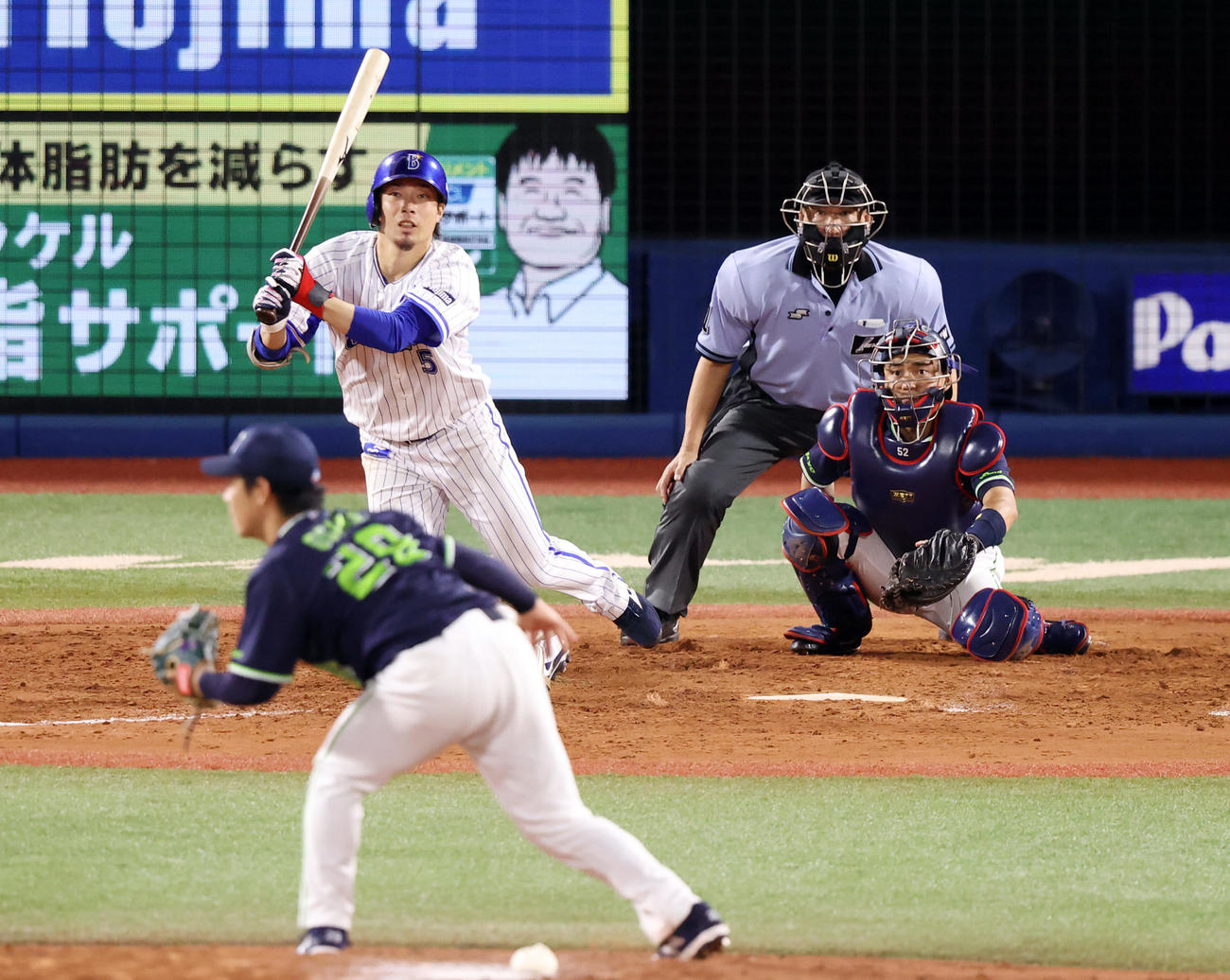 DeNA対ヤクルト　5回裏DeNA1死、中前安打を放つ倉本。投手小川（撮影・垰建太）