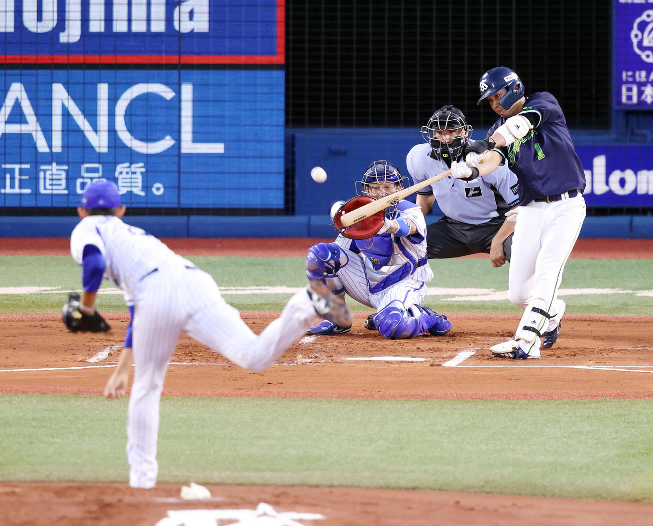 DeNA対ヤクルト　1回表ヤクルト1死一塁、二塁打を放つ山田哲。投手阪口（撮影・垰建太）