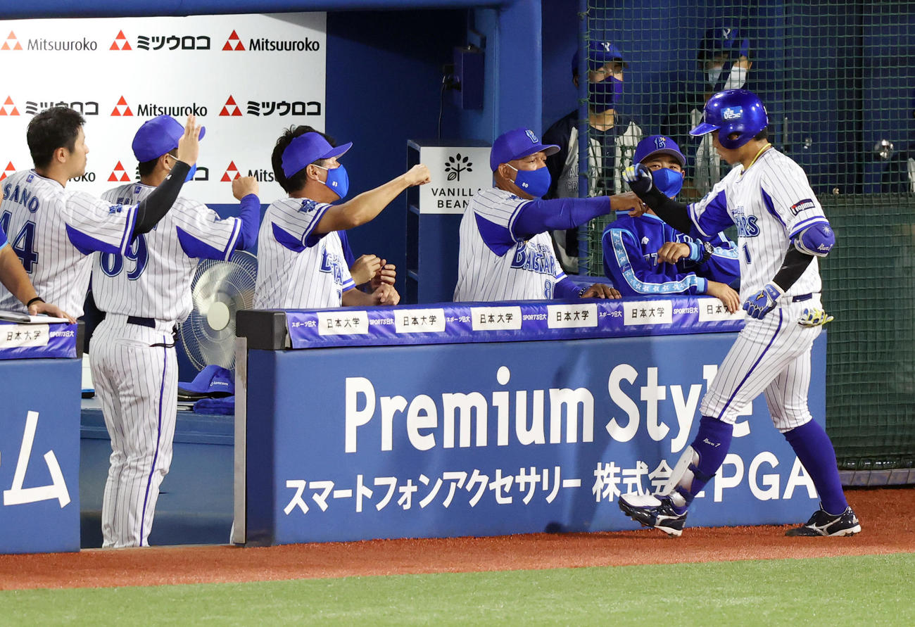 DeNA対ヤクルト　7回裏DeNA1死、ソロ本塁打を放った桑原を出迎えるラミレス監督（左から4人目）（撮影・垰建太）